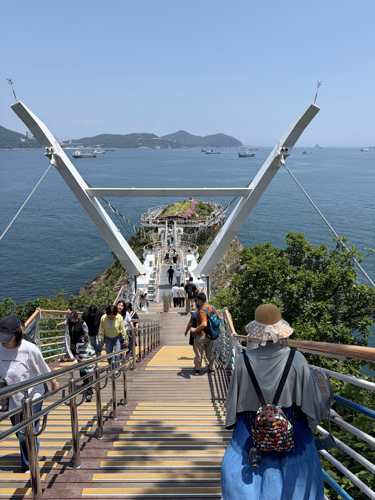 釜山海邊的天空步道與藍色大海