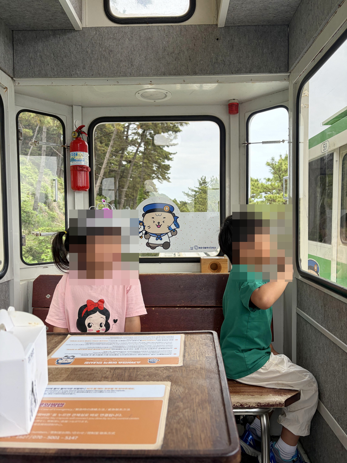 芮和樂在海雲台藍線公園天空膠囊列車裡看海