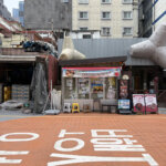 釜山街頭的彩色步道與小店