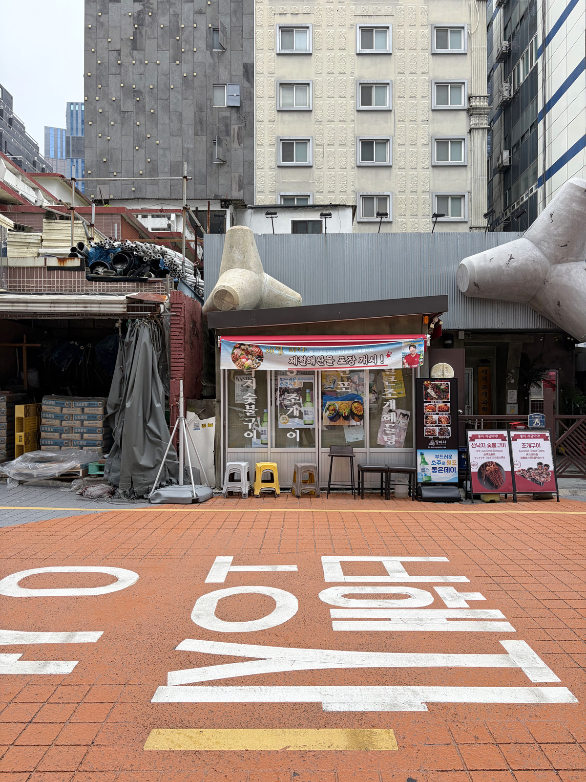 釜山街頭的彩色步道與小店