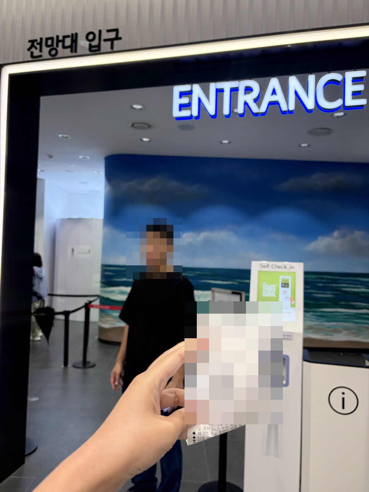BUSAN X the SKY展望台入口,手上拿著門票