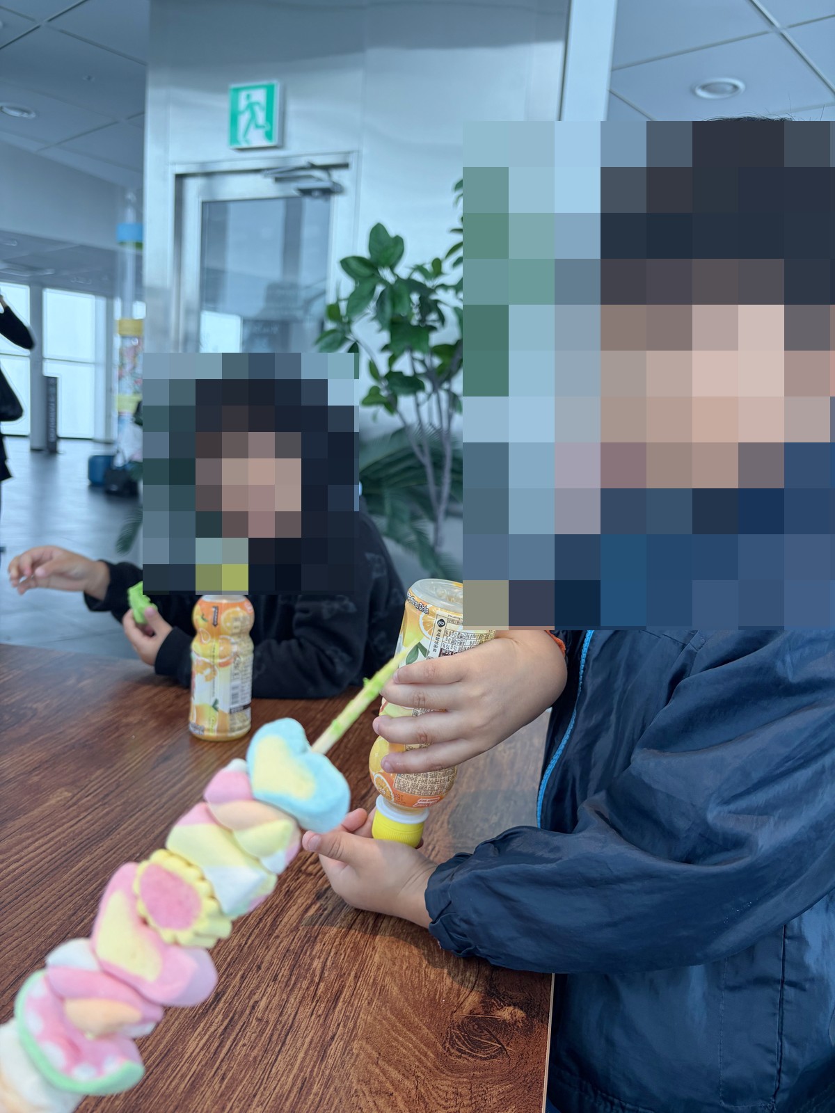 芮和樂在BUSAN X the SKY窗邊吃棉花糖串