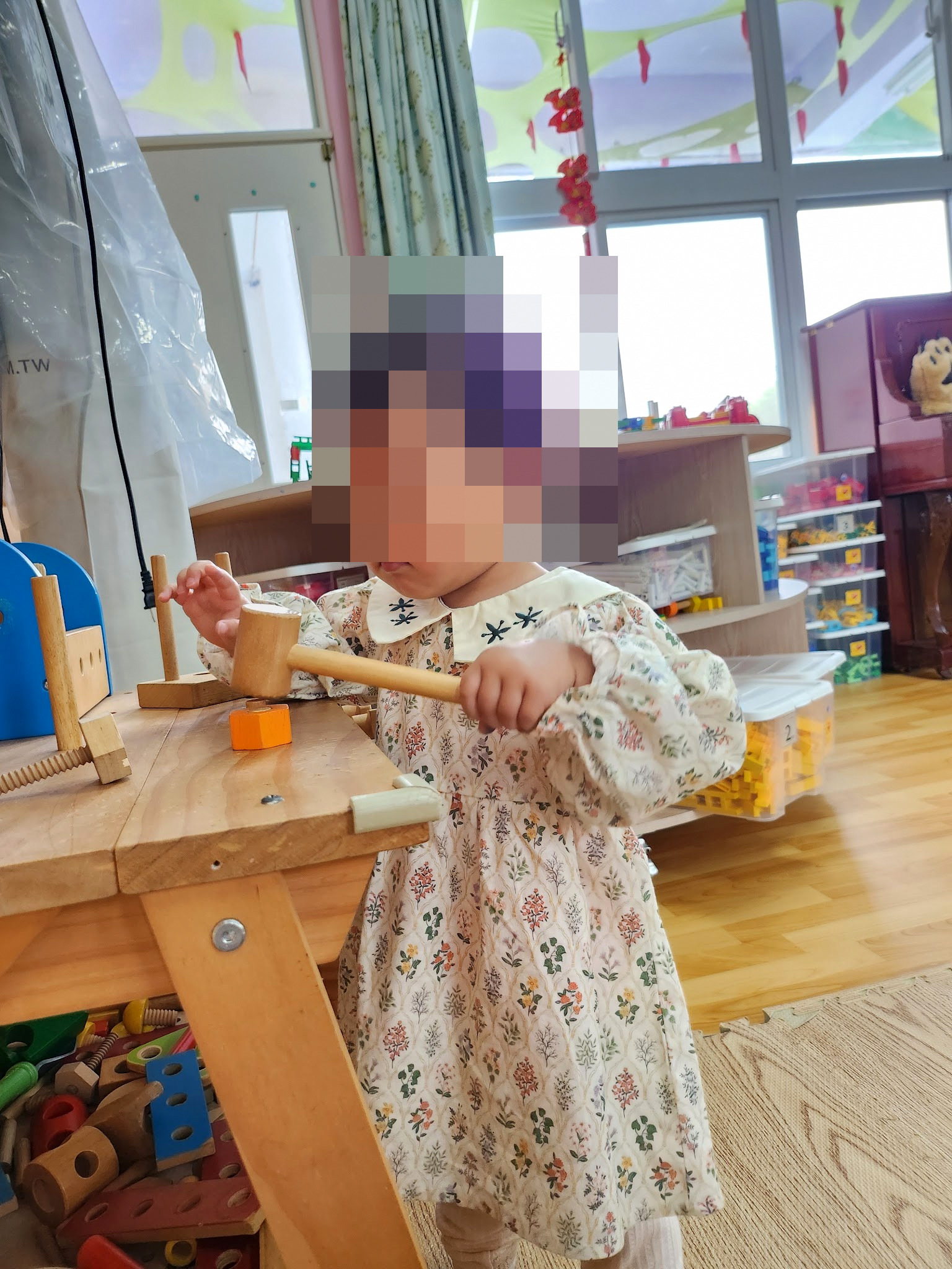 孩子在成功親子館玩木製敲打工作台
