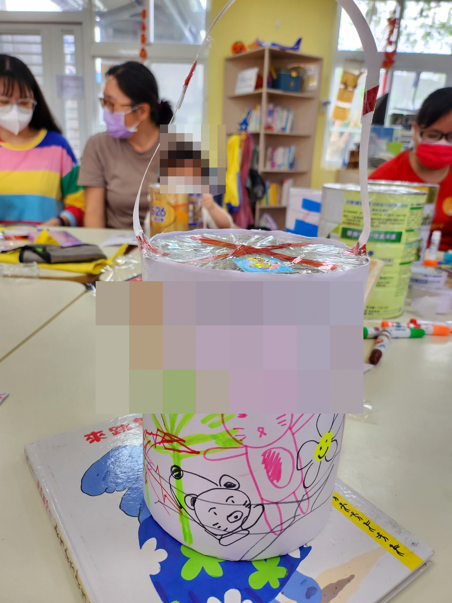 在成功親子館參加親子手作活動,做彩繪小提燈