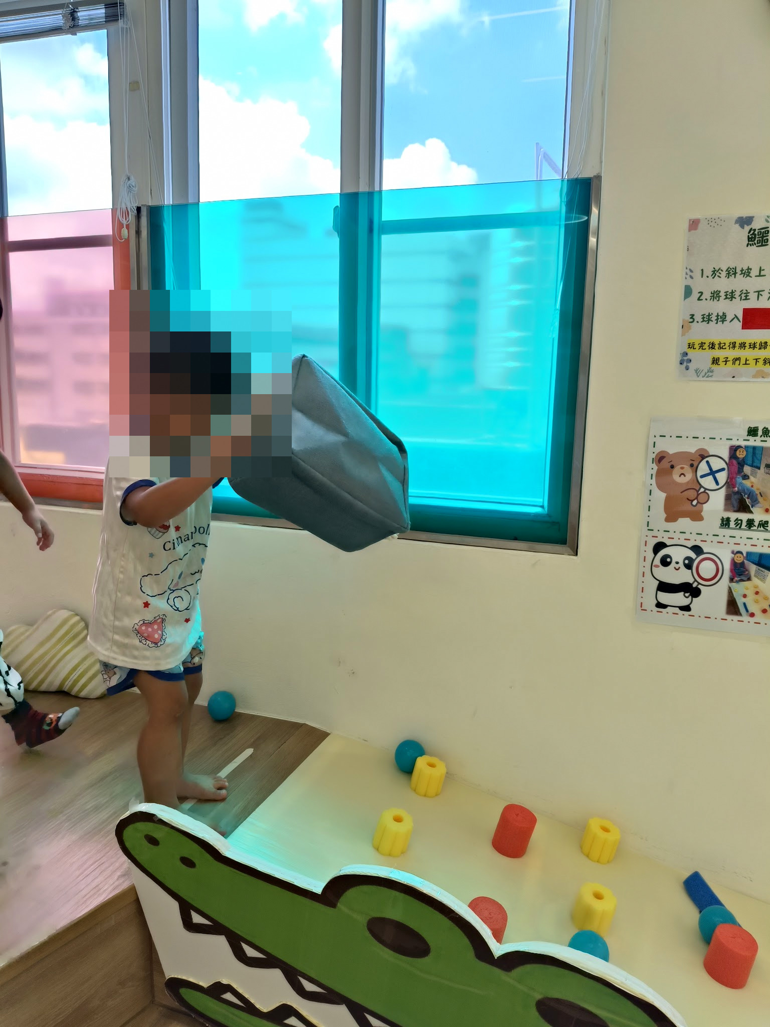 大溪親子館窗邊體能區,孩子把桶子裡的球倒出來