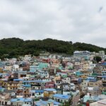 甘川文化村山坡上一層一層的彩色房子全景