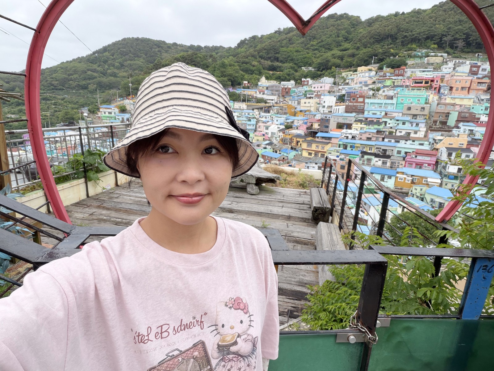 媽媽在甘川文化村愛心拍照框前自拍