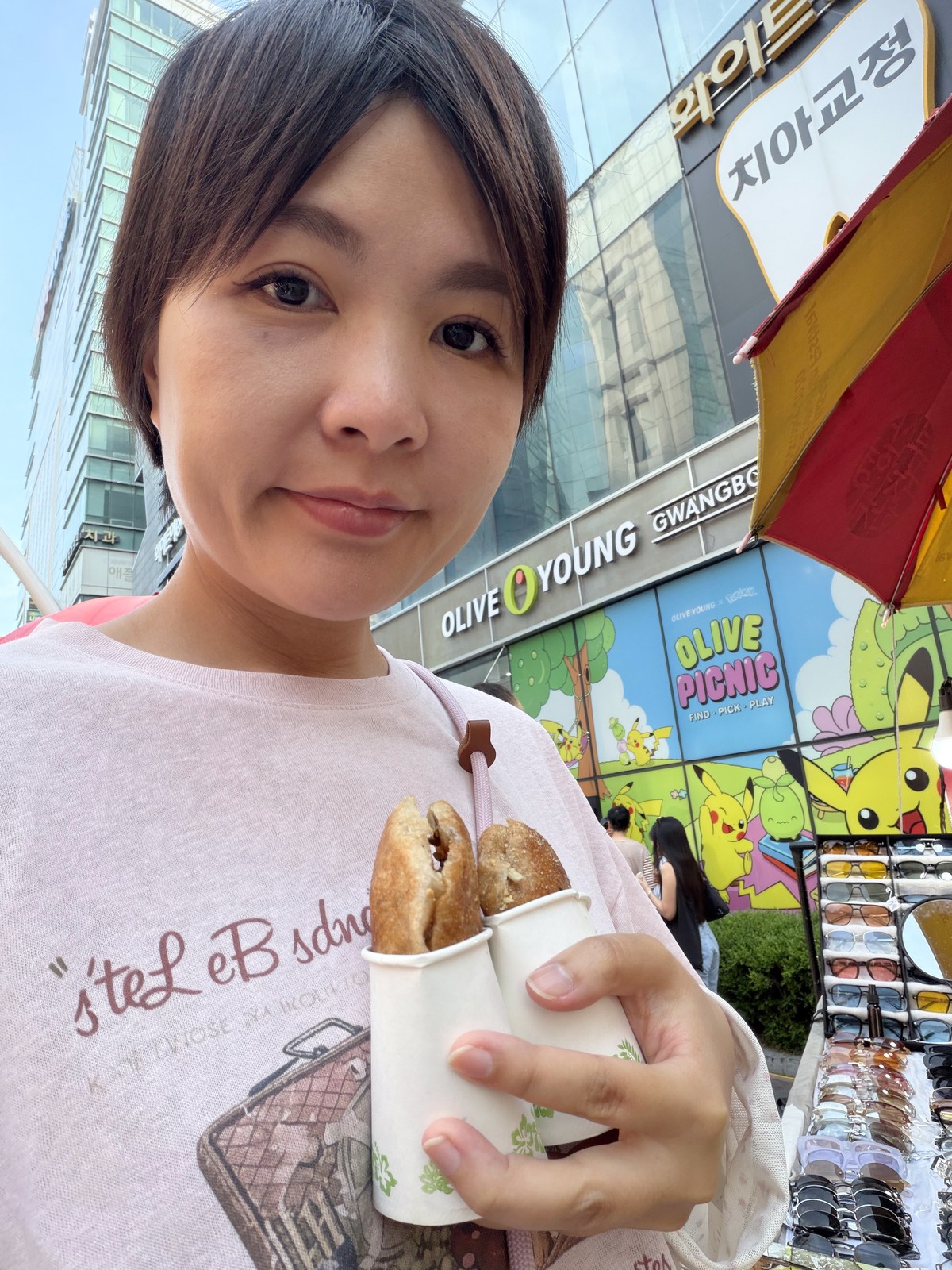 在BIFF廣場拿著路邊小吃自拍