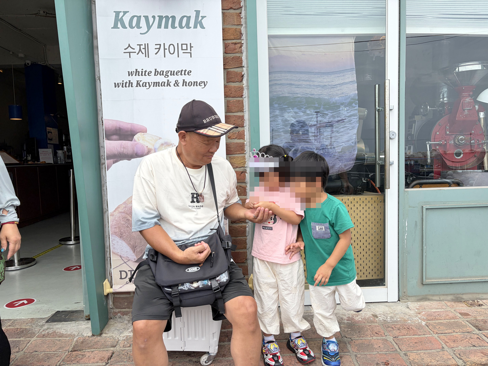 爸爸和芮、樂在海雲台Kaymak咖啡廳門口休息