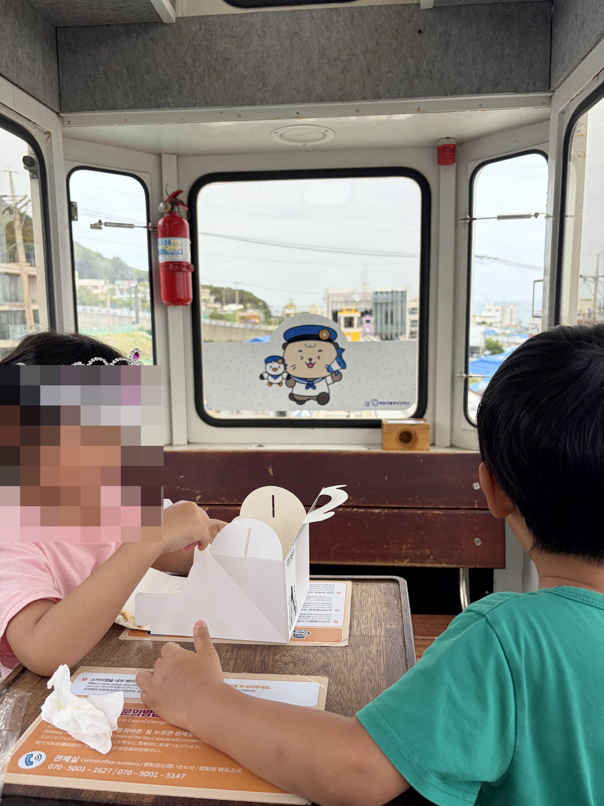 芮在天空膠囊列車車廂裡玩小盒子