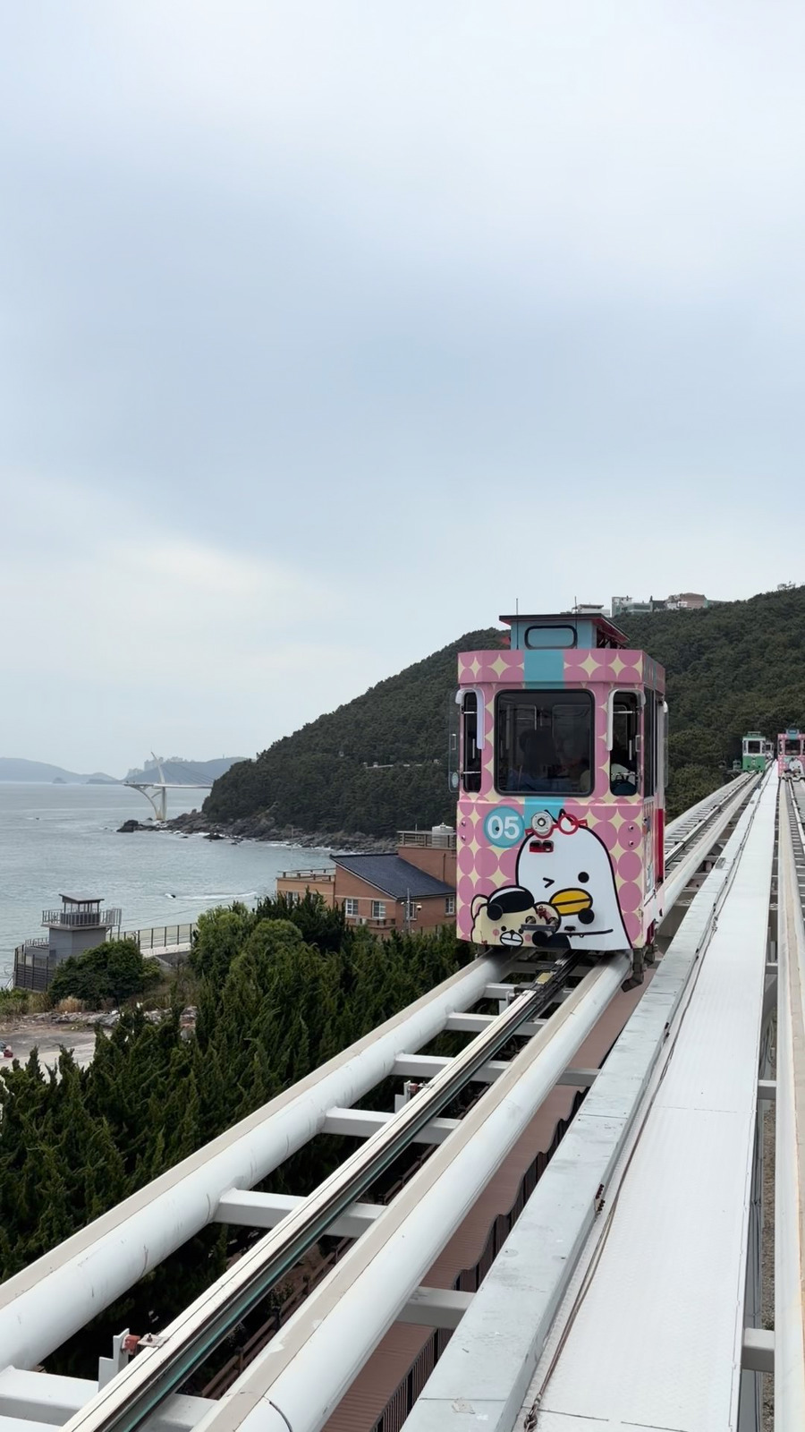 彩色天空膠囊列車行駛在海雲台海岸高架軌道上