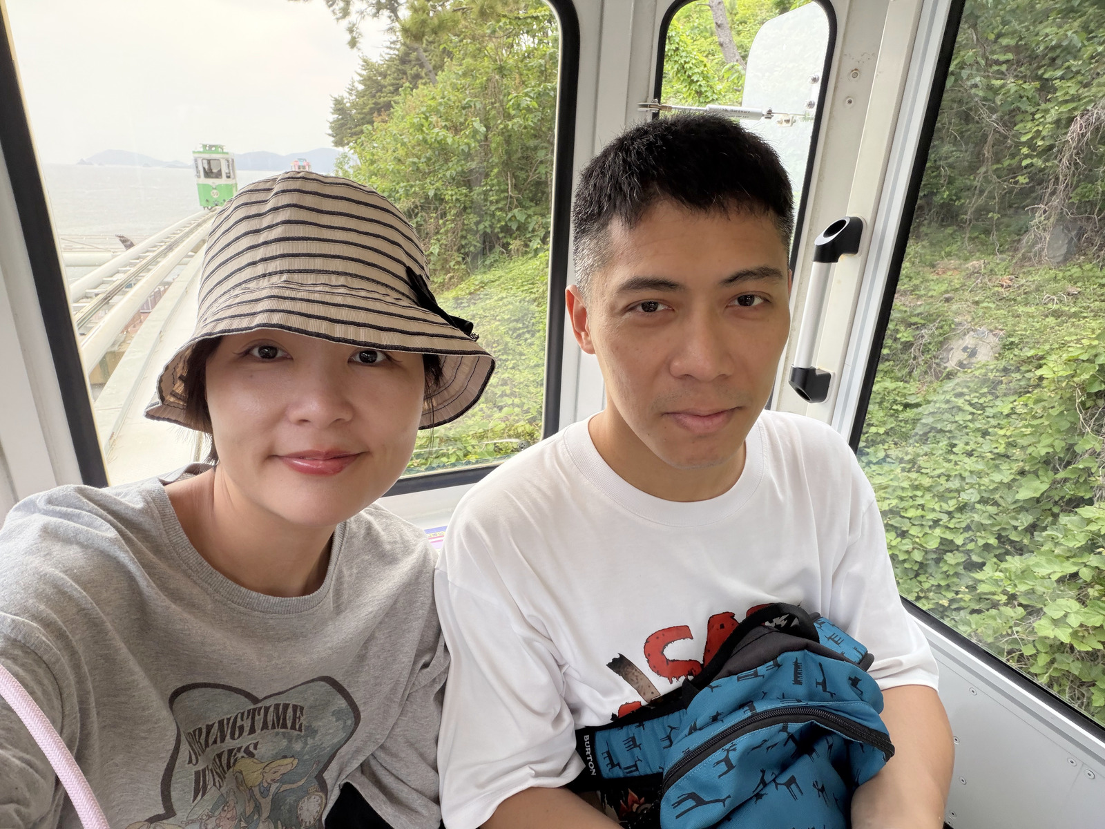 媽媽和爸爸在天空膠囊列車裡自拍