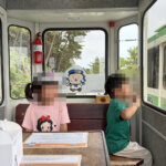 芮和樂坐在天空膠囊列車裡看窗外海景