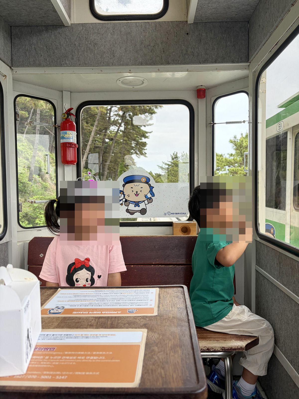 芮和樂坐在天空膠囊列車裡看窗外海景