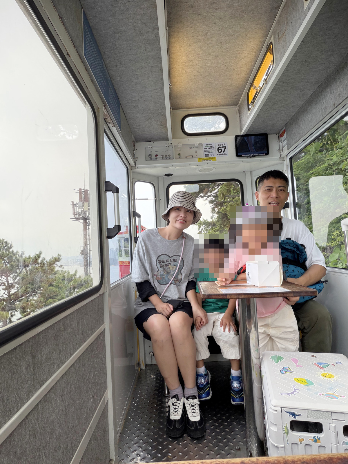 一家四口在天空膠囊列車車廂裡合照