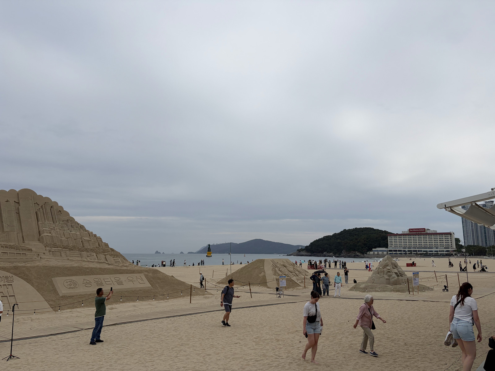 陰天的海雲台海水浴場與沙雕