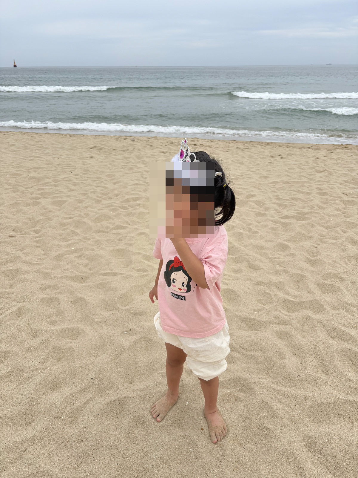 芮光著腳站在海雲台沙灘上