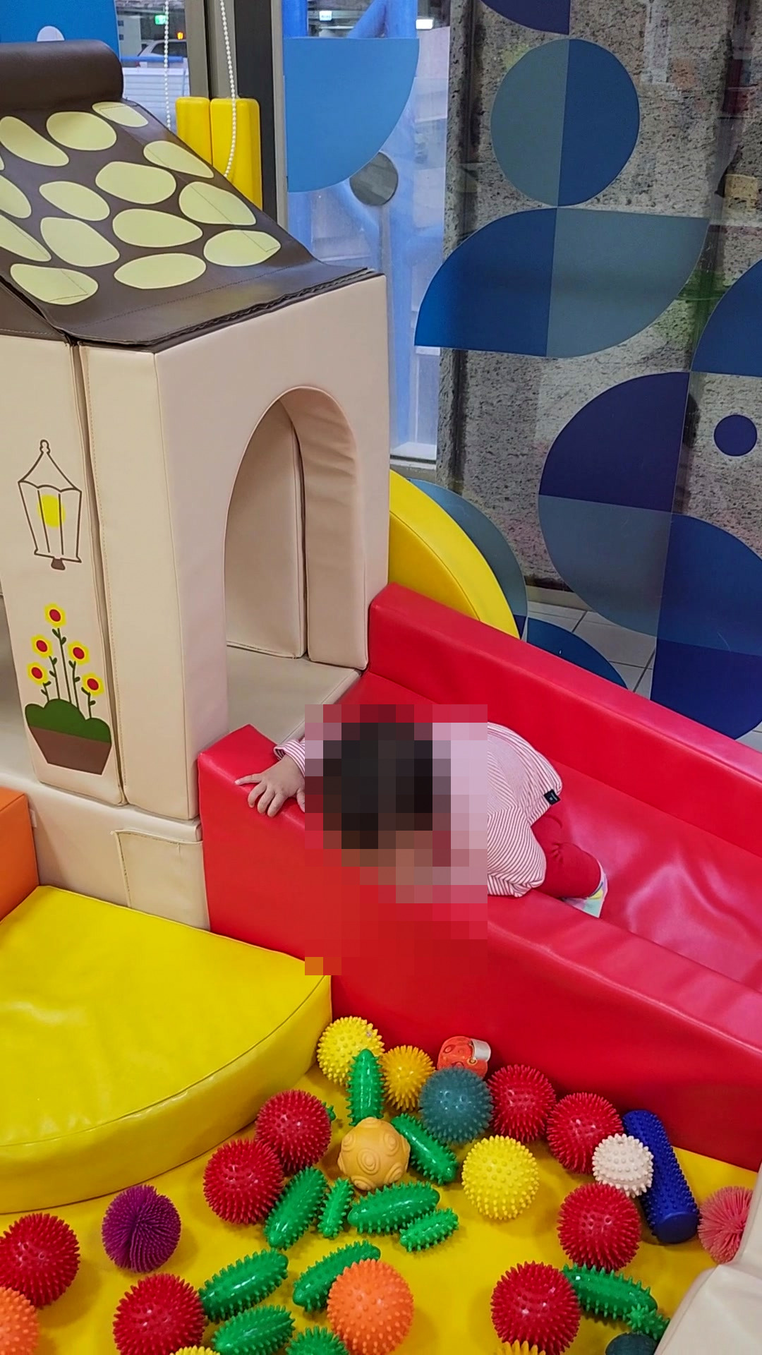 東區親子館的軟墊小屋溜滑梯和彩色球池