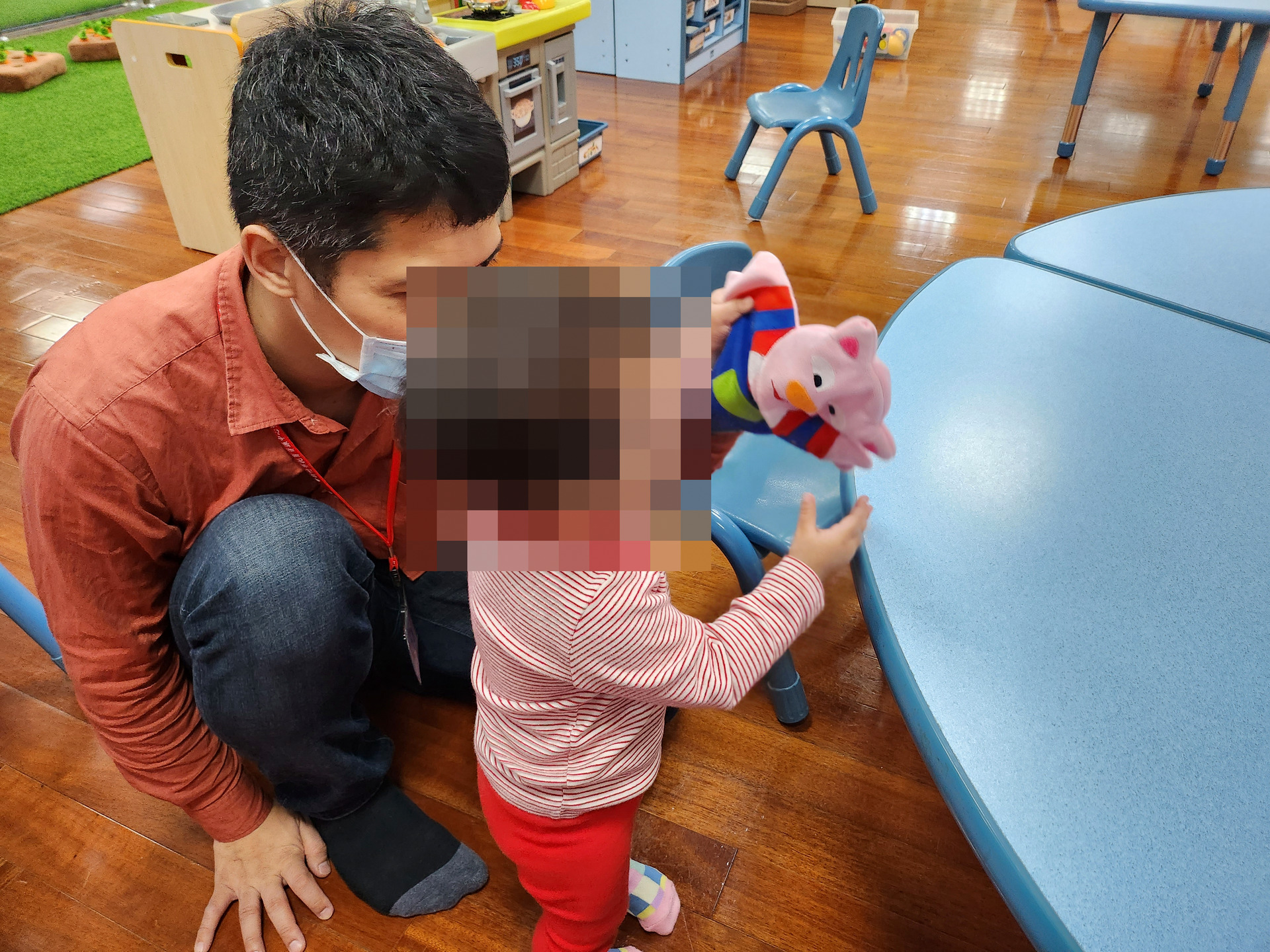 爸爸陪孩子在東區親子館玩布偶