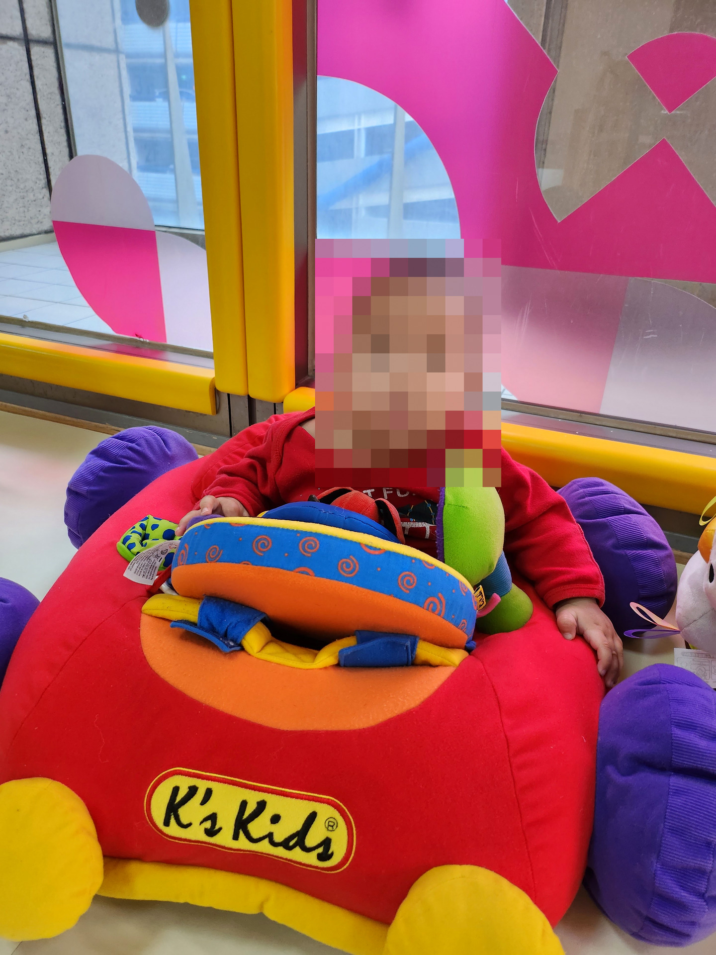 新竹市東區親子館寶寶區的K's Kids汽車造型安全座椅玩具
