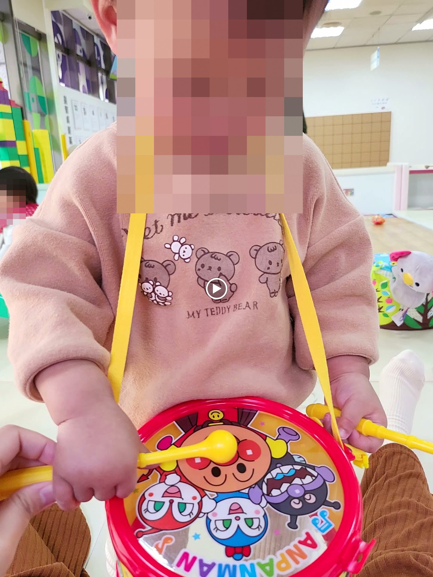 孩子在新竹市東區親子館玩麵包超人小鼓