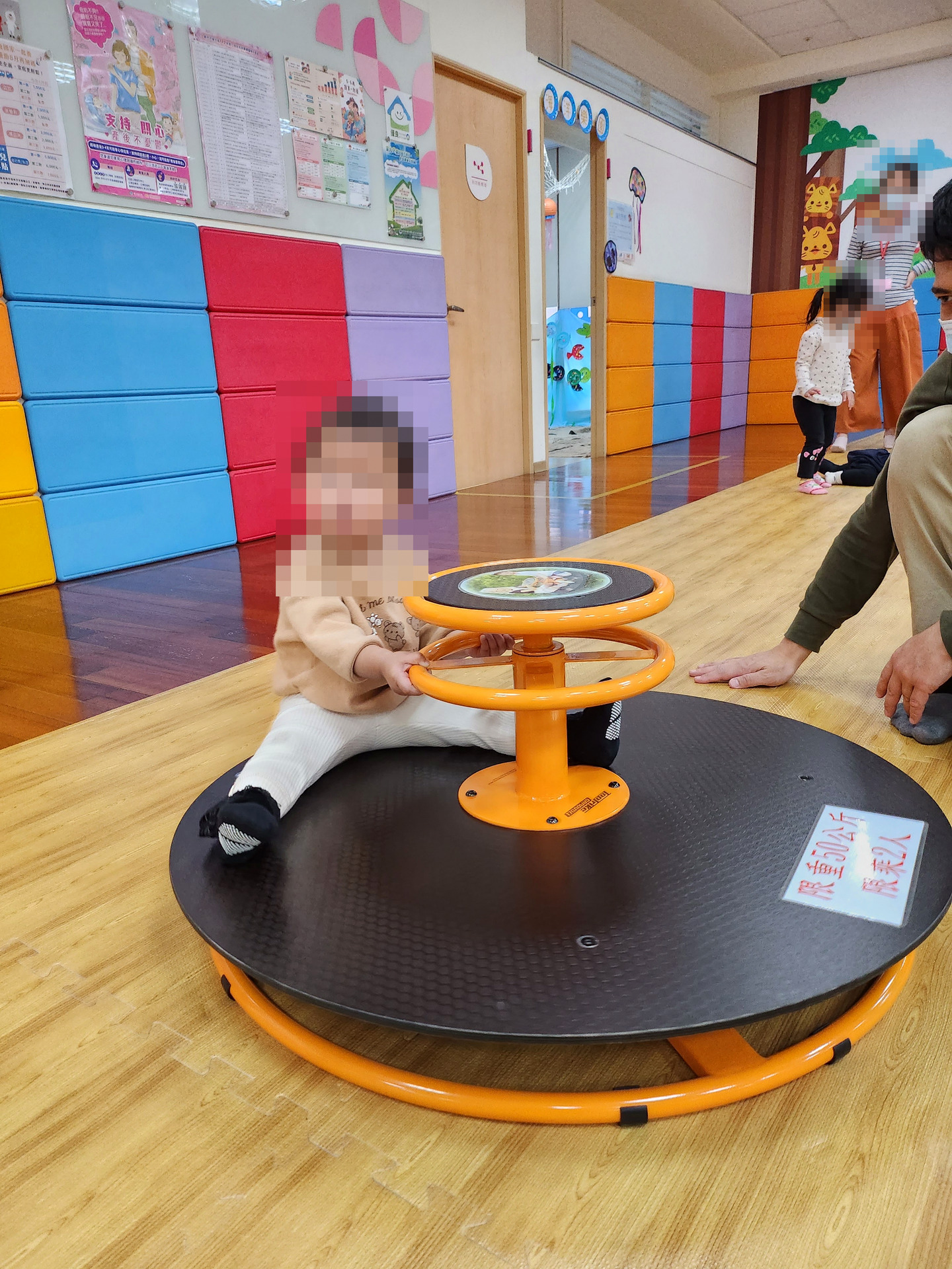 新竹東區親子館的旋轉平衡盤遊具