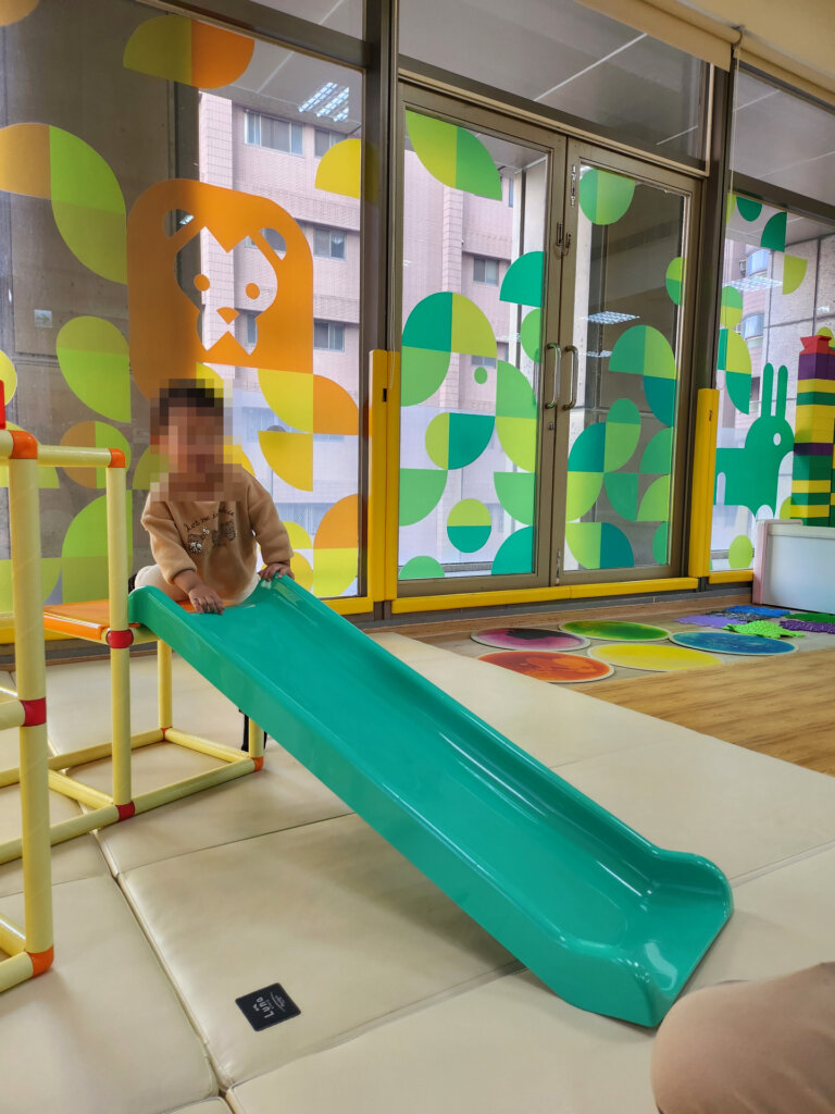 新竹市東區親子館靠窗的溜滑梯，採光明亮