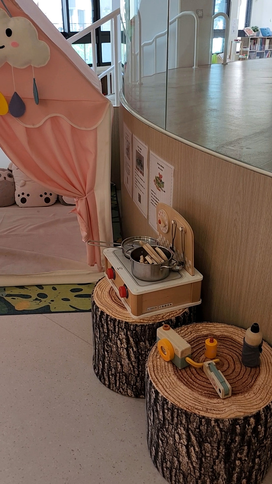 北區親子館的樹樁造型桌椅與扮家家酒區