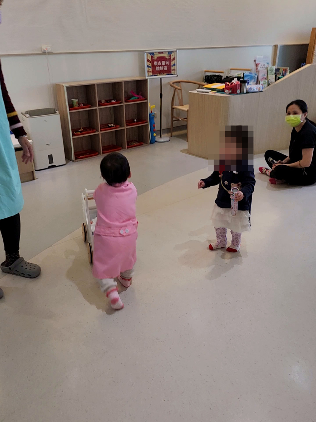 孩子在北區親子館寬敞的活動空間走動(孩子臉部已打馬賽克)
