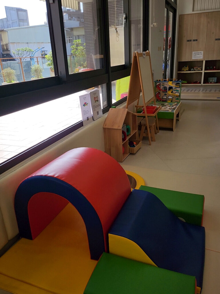 北區親子館的彩色軟墊隧道與爬坡