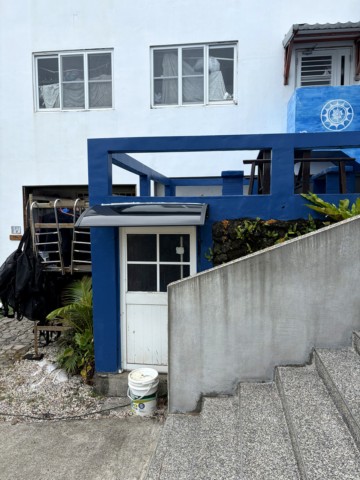 蘭嶼民宿藍白色的外觀