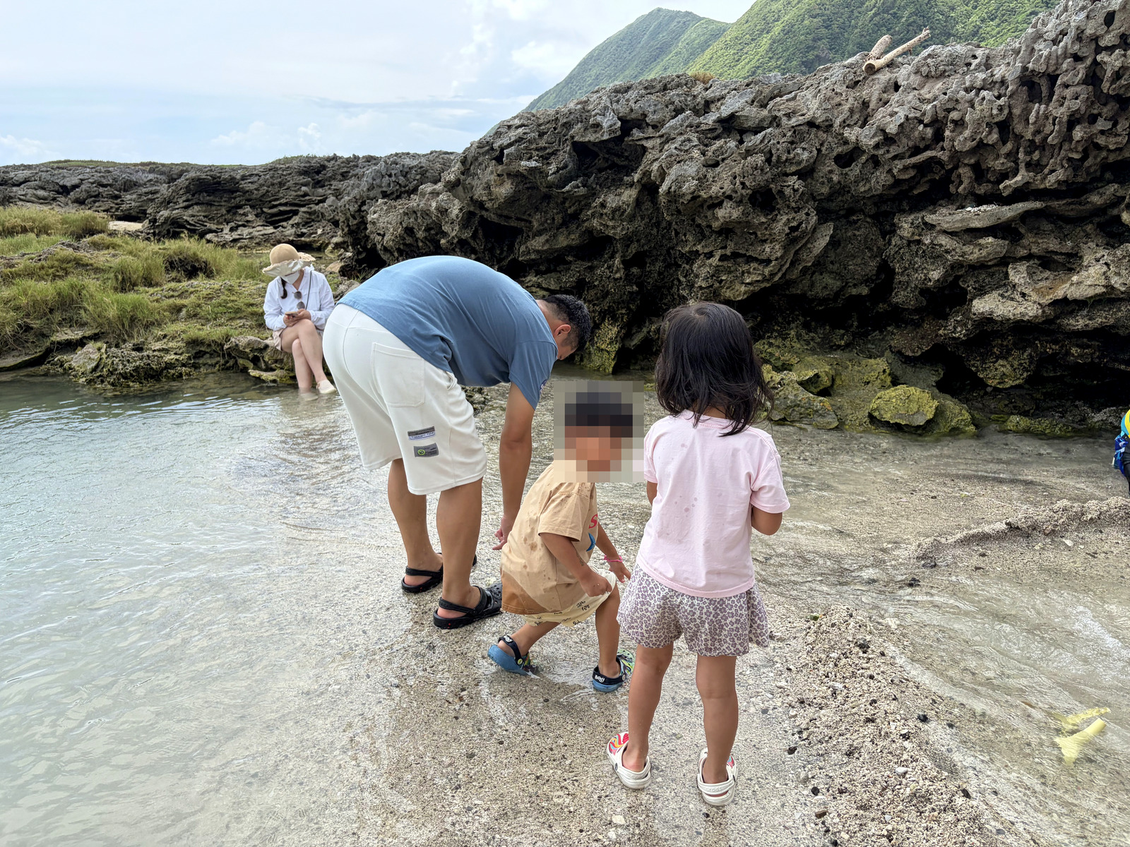 爸爸帶兩個孩子在蘭嶼潮間帶找小生物