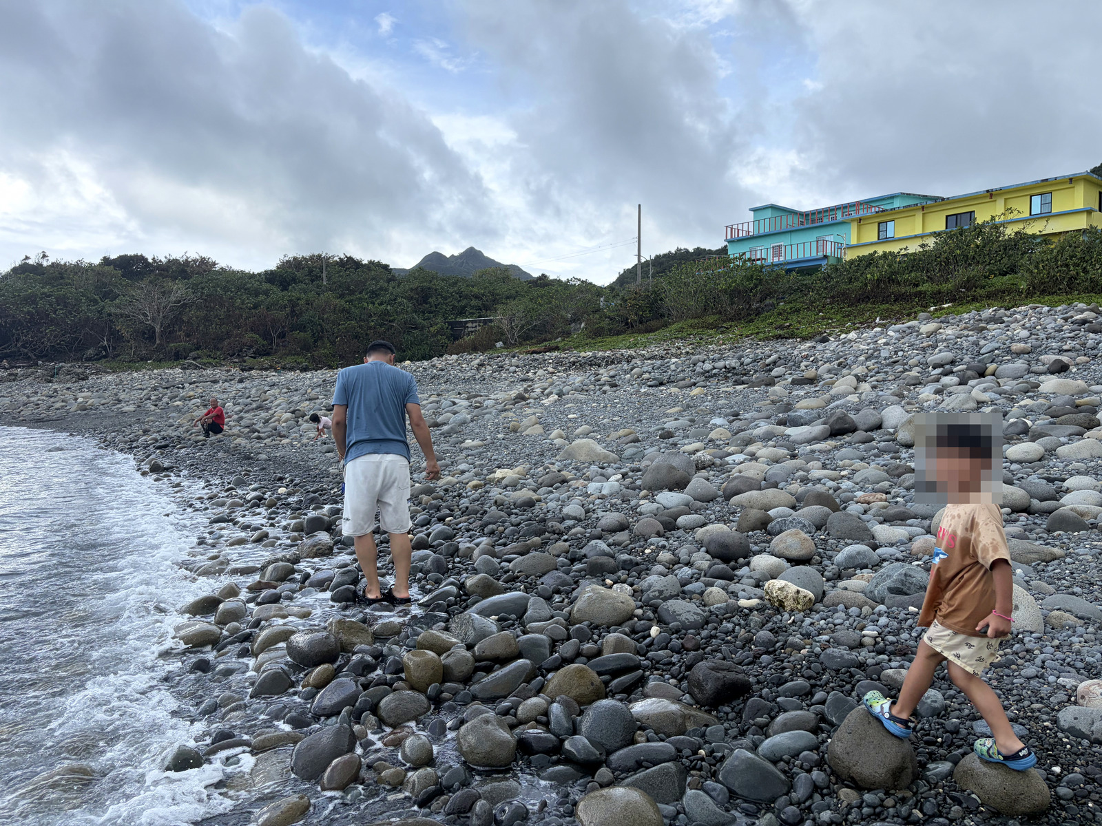 蘭嶼鵝卵石海灘，兒子開心走在石頭上