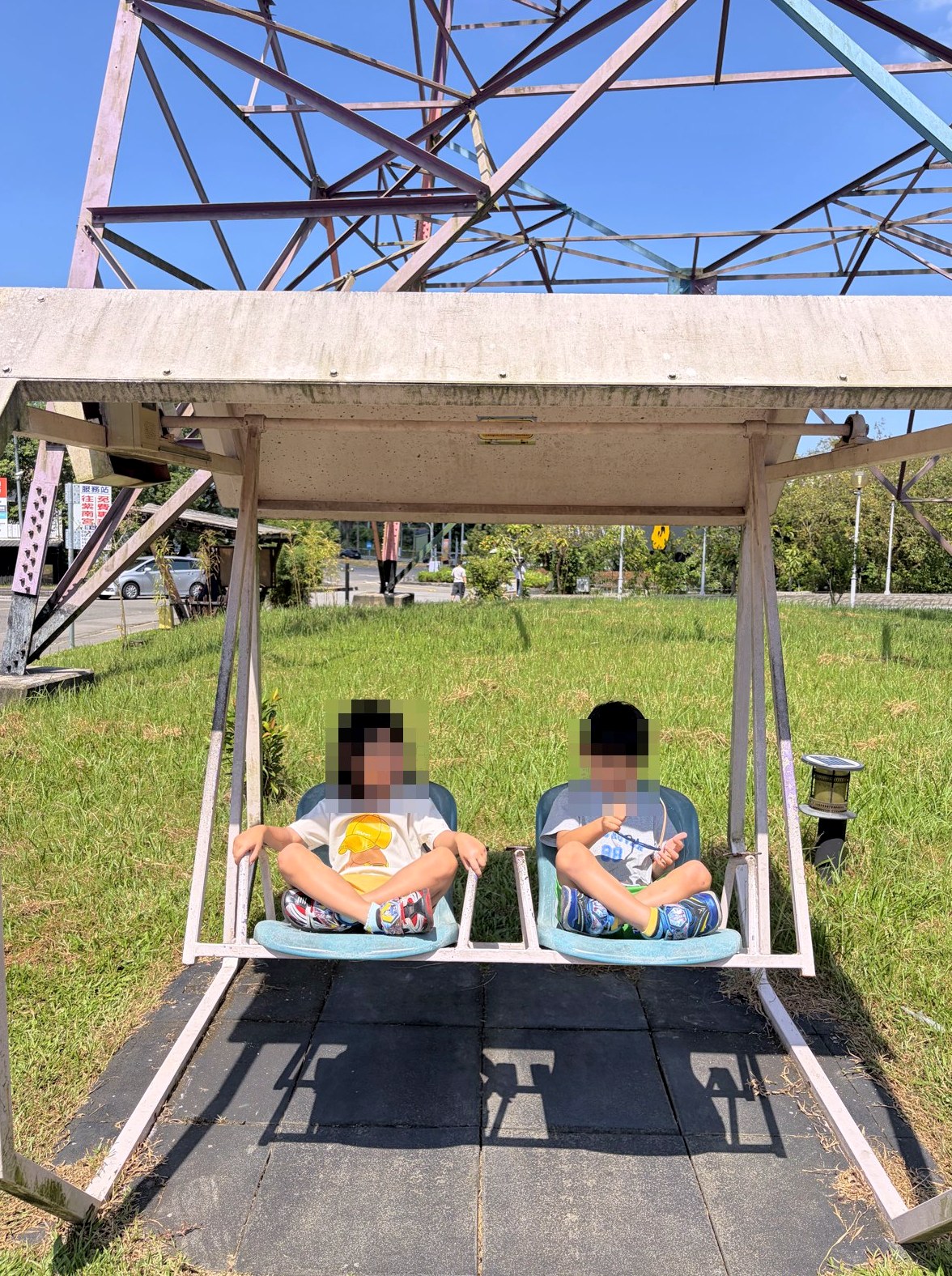 芮和樂坐在車籠埔斷層保存園區草地上的大鞦韆