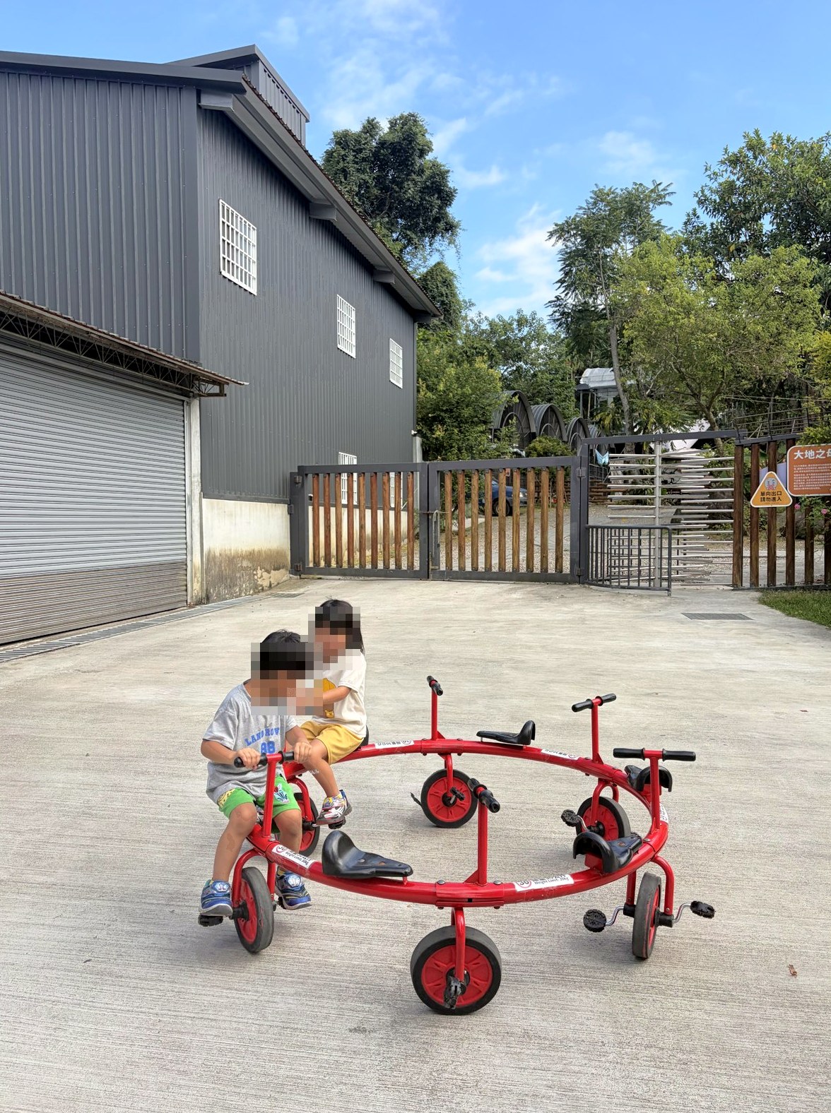 芮和樂在鹿芝谷騎紅色多人腳踏車