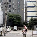 帶小孩出國：爸爸一次扛起姊弟倆走在釜山街頭