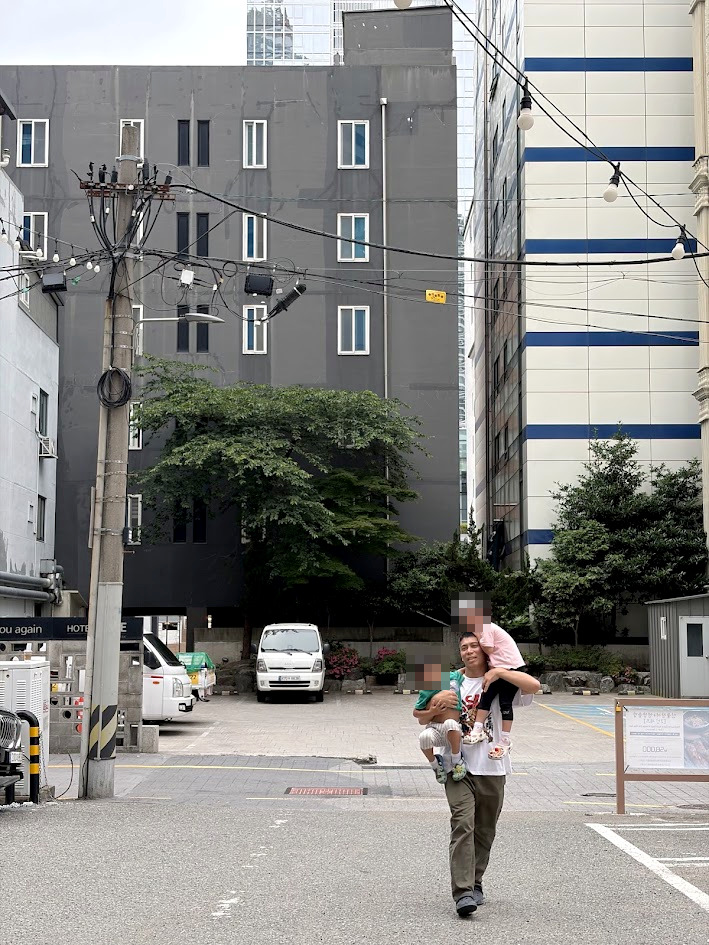 帶小孩出國:爸爸一次扛起姊弟倆走在釜山街頭