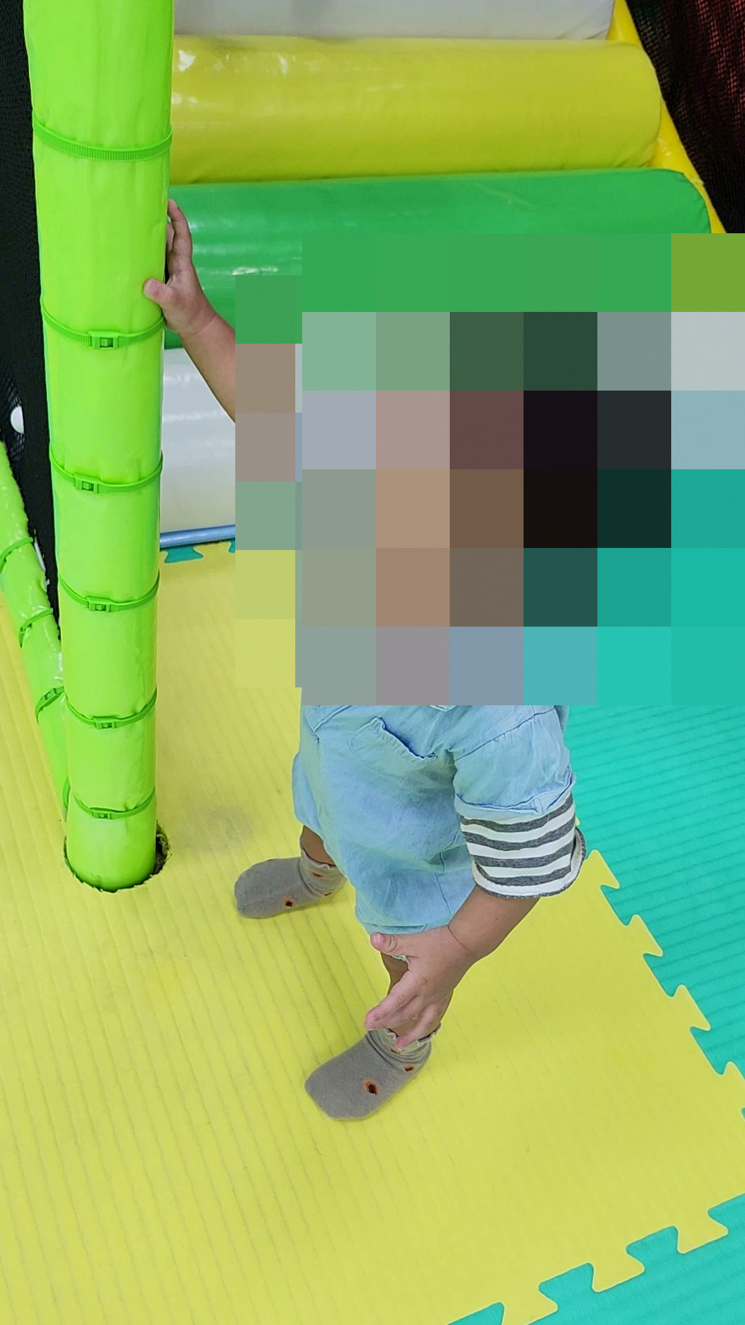 孩子在台中北區運動中心兒童遊戲區的軟墊攀爬區