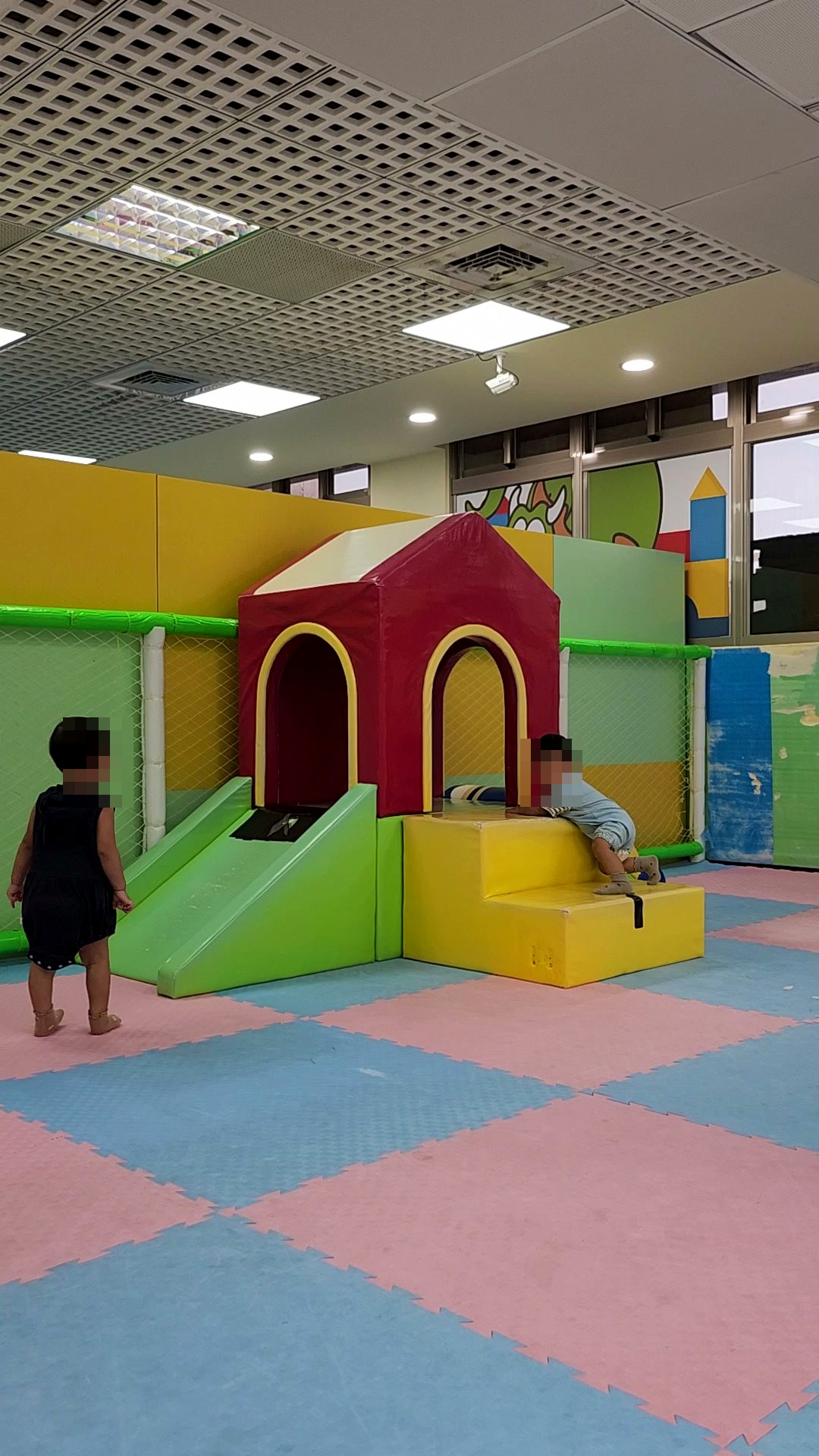 台中北區運動中心幼兒區的小房子溜滑梯