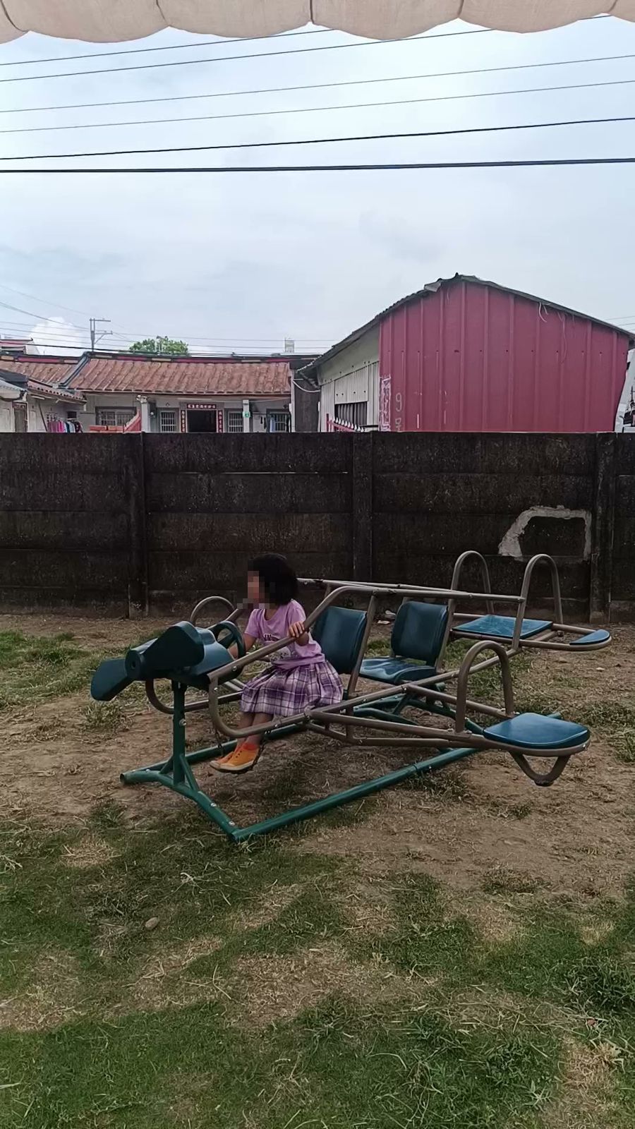 給小孩親子餐廳戶外草地上的遊樂設施