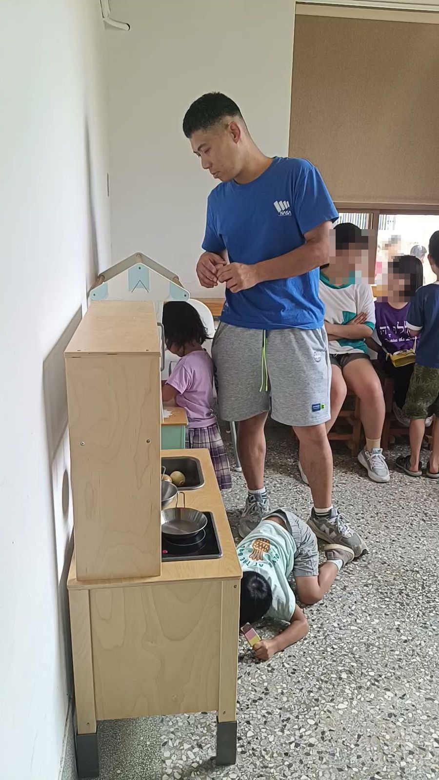 給小孩親子餐廳室內的小家家酒區