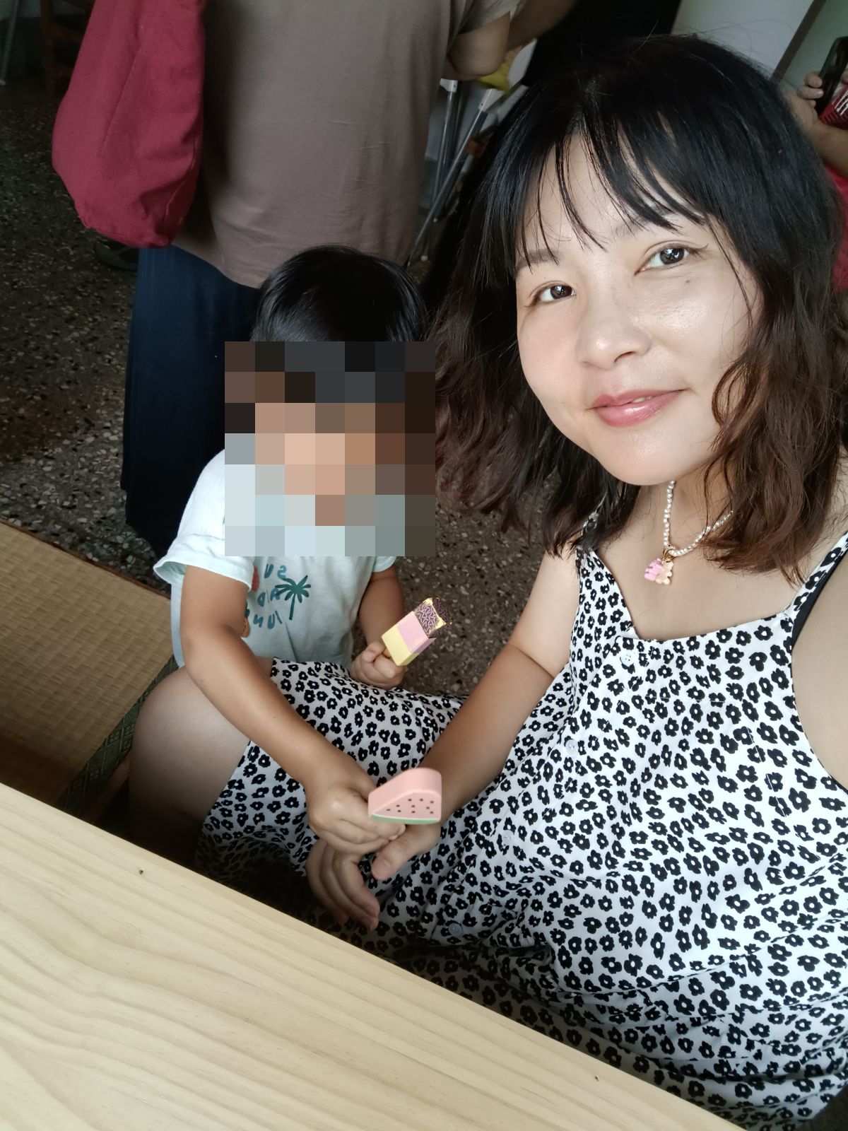 媽媽和孩子在給小孩吃冰棒