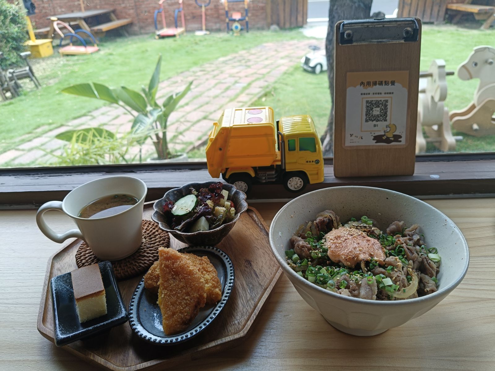 給小孩親子餐廳的套餐，窗外是草地