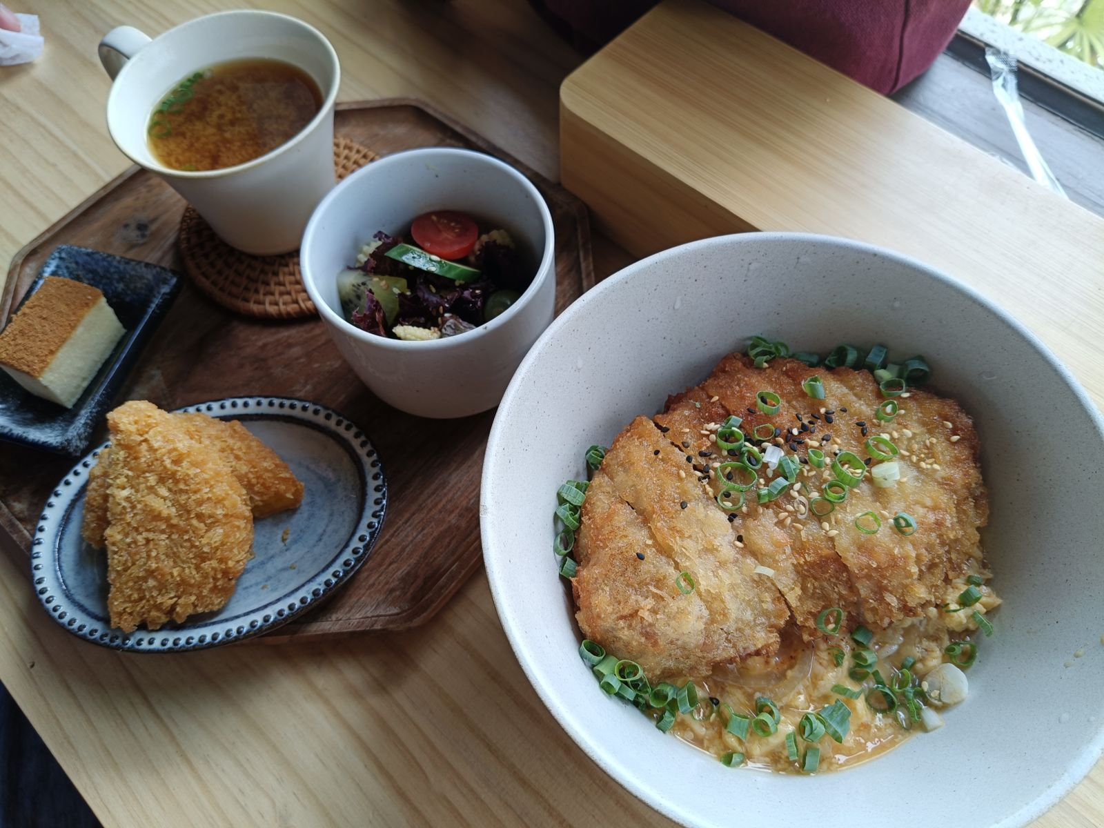 給小孩親子餐廳的炸豬排丼套餐