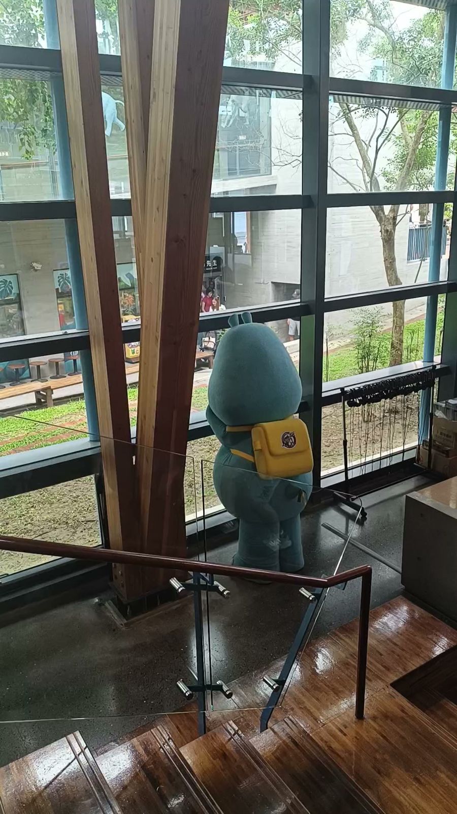 左鎮化石園區落地窗旁的恐龍吉祥物會和小朋友互動
