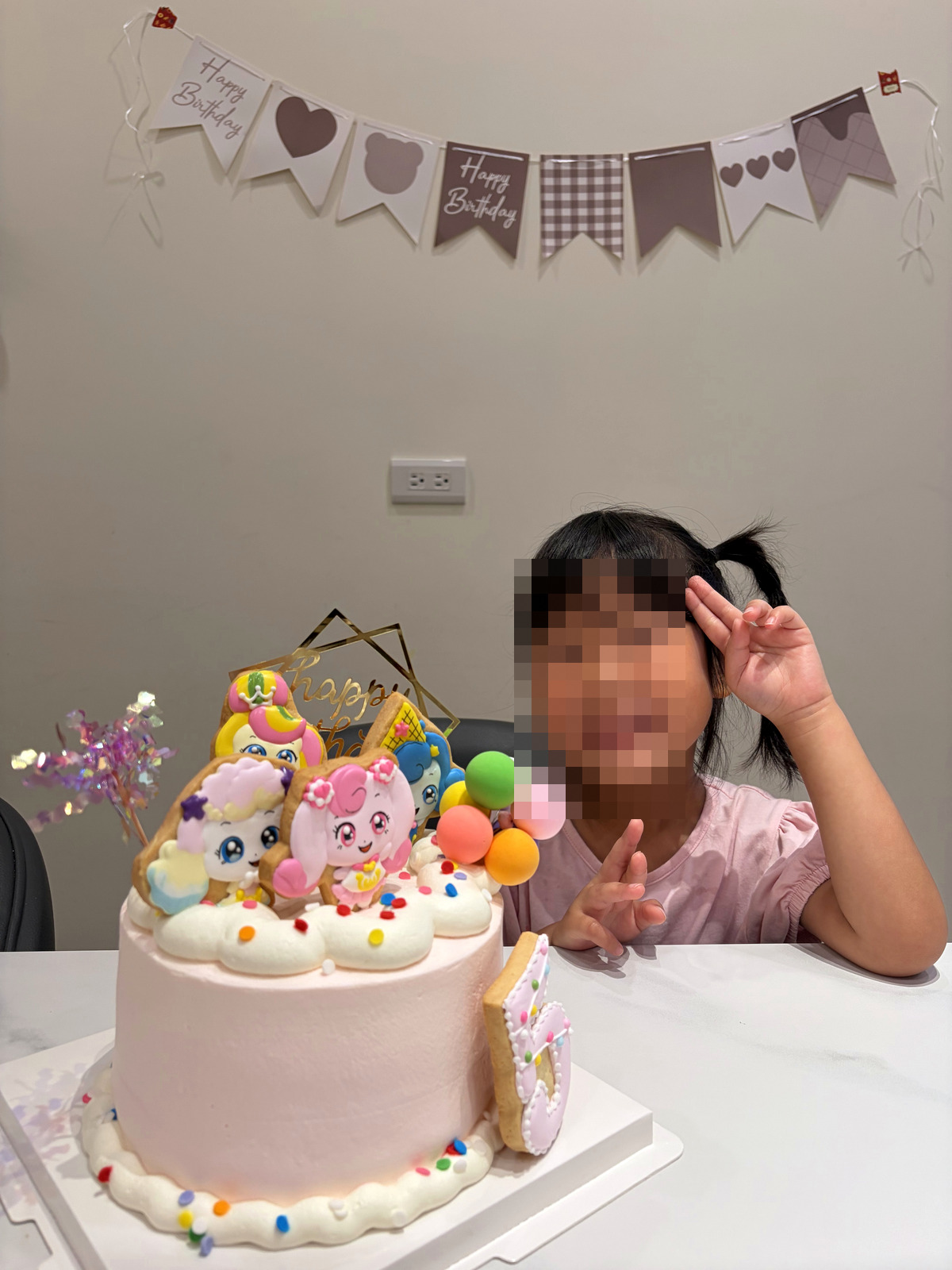 奇妙萌可主題生日蛋糕與Happy Birthday掛旗