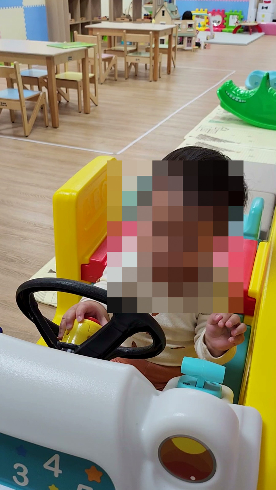 竹南親子館的玩具車,寶寶握著方向盤