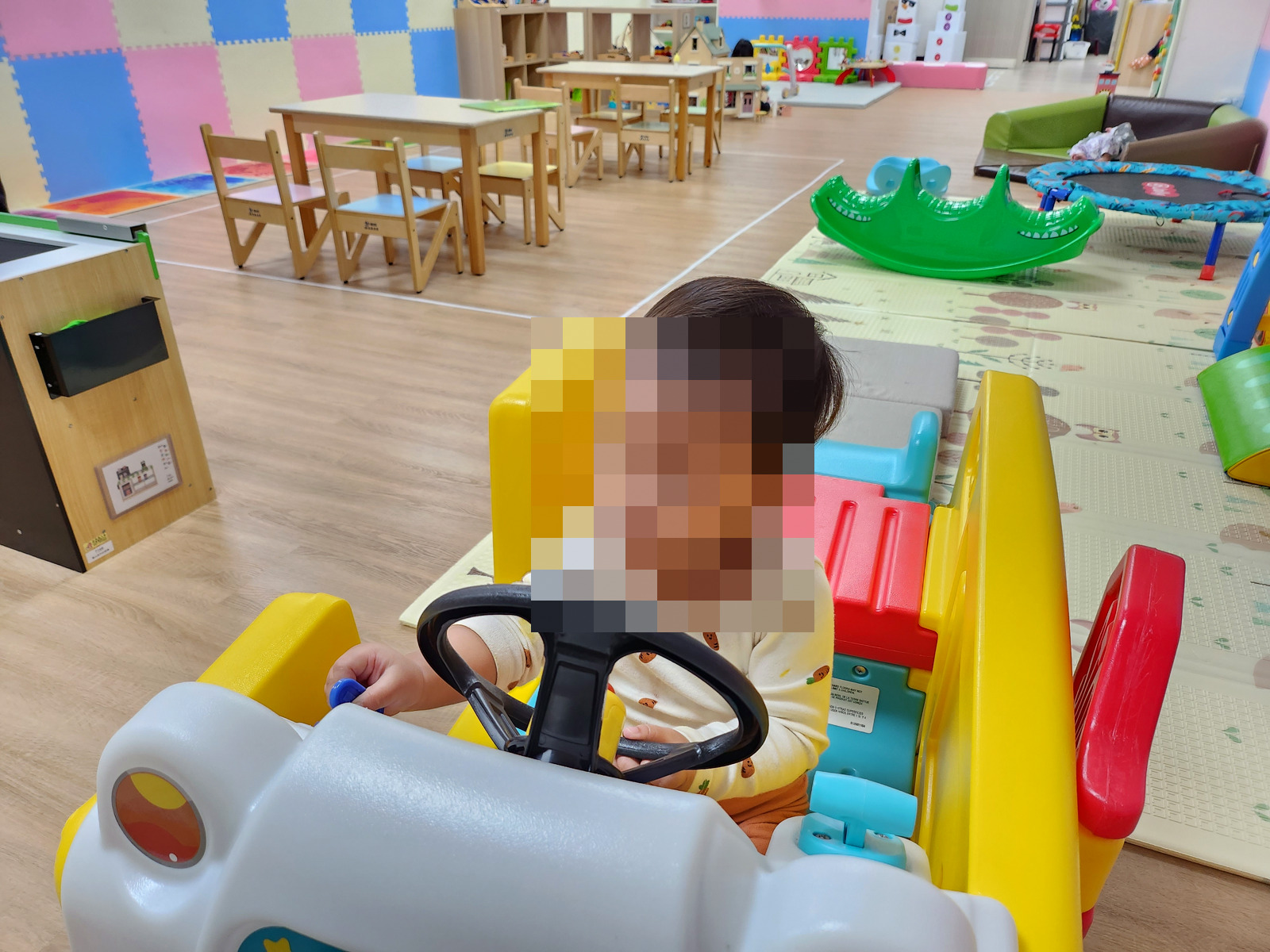 竹南親子館寬敞的遊戲空間與玩具車