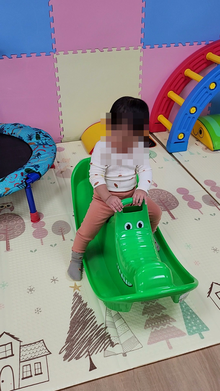 竹南親子館軟墊區的綠色搖搖馬