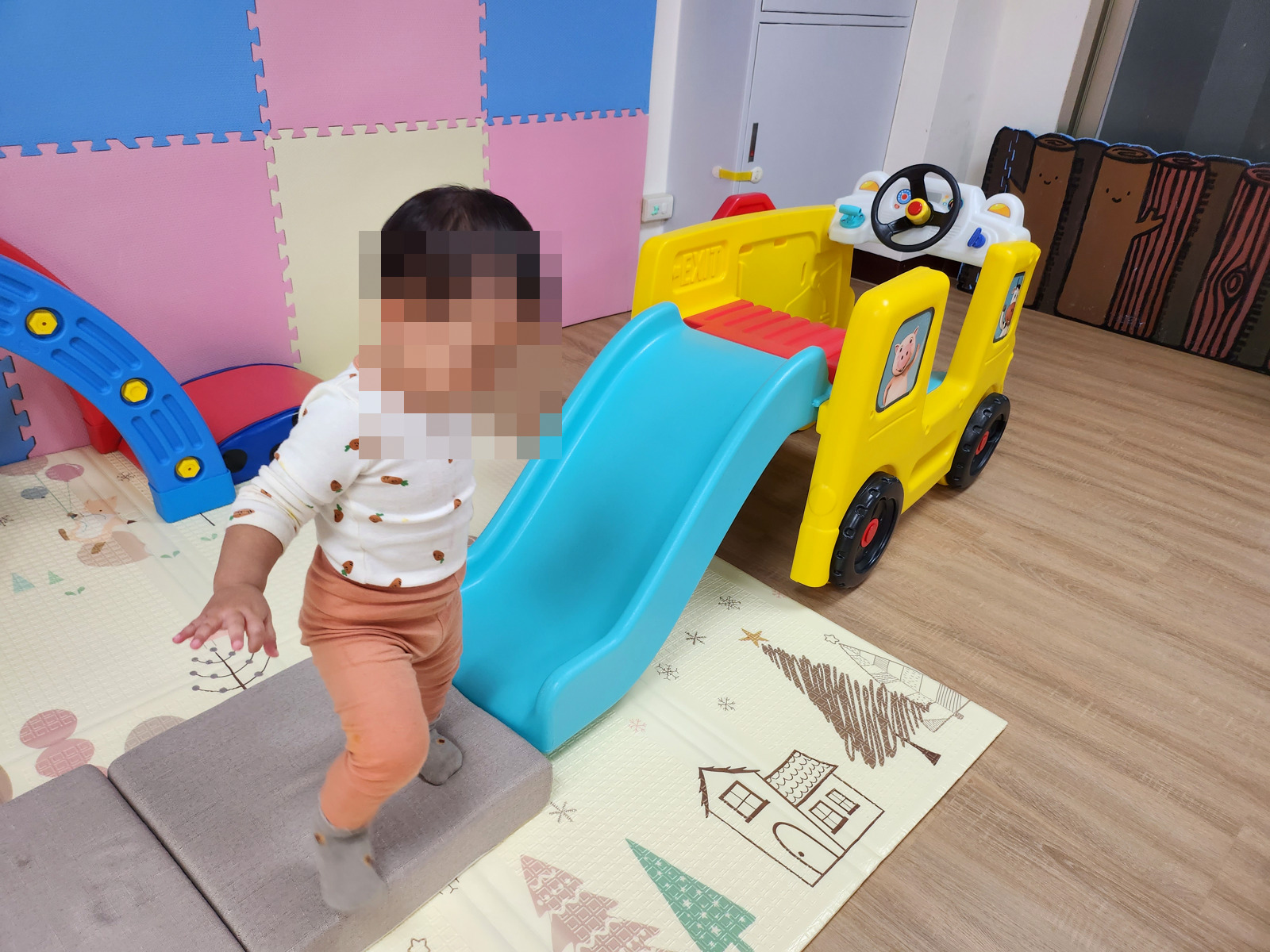 竹南親子館的小溜滑梯和黃色玩具車